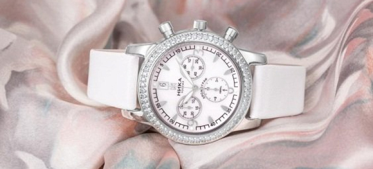‘Silver Lily of the Valley’ - is the first silver chronograph. The female model is accompanied with a unisex model without the cubic zirconias - representing together the EGO collection (articles 1806, 1807).