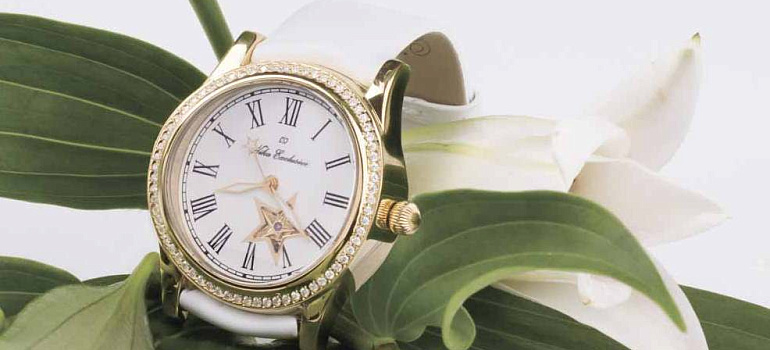 The dial of exclusive watches from the White collection is manually covered with a snow-white enamel. A skillfully carved star reveals the part of a magnificent mechanism. This watch is a reflection of the soul of its owner, luxurious, delicate and unique.