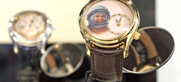 ‘Gagarin’ - is an exclusive watch that revolves around the dream of all mankind and dedicates itself to the person who first realized it. Two and a half months were dedicated to the continuous painstaking work of painting a portrait of an astronaut with a brush with one squirrel hair.